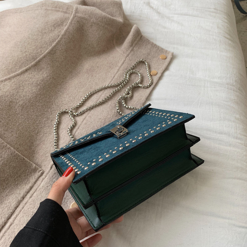 Damenmode PU-Leder Schultertasche – Klappstil mit Ketten- und Nieten-Details