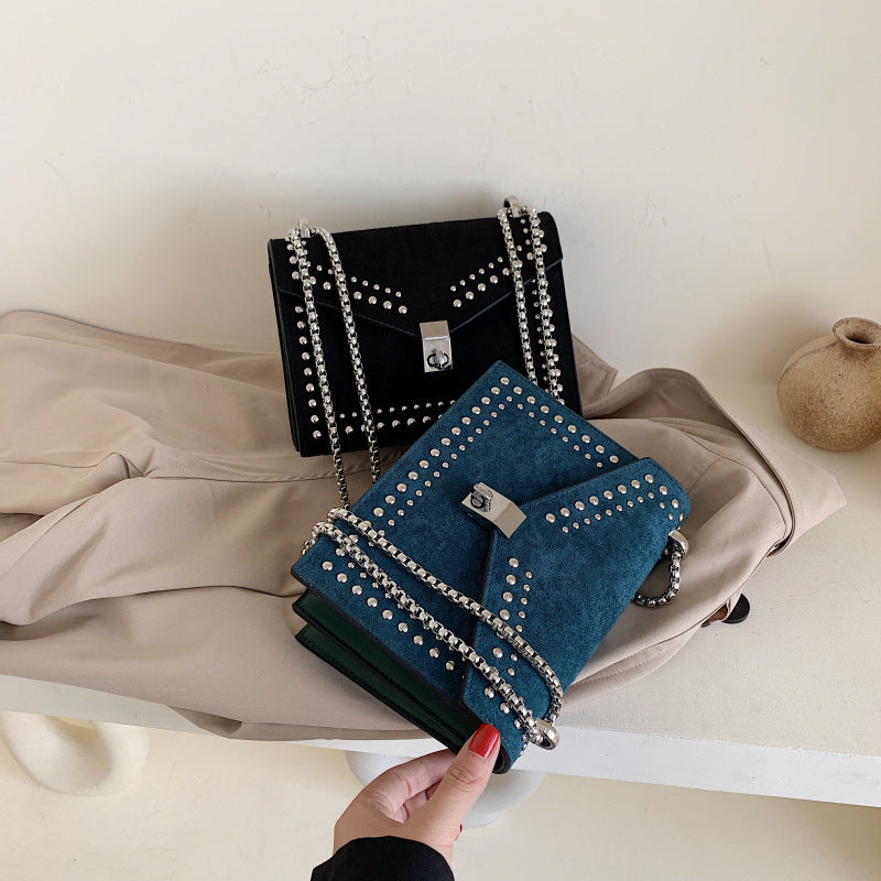 Damenmode PU-Leder Schultertasche – Klappstil mit Ketten- und Nieten-Details