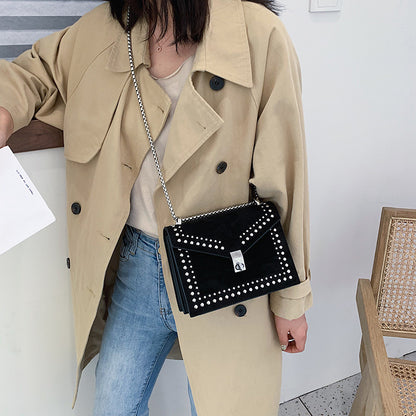 Damenmode PU-Leder Schultertasche – Klappstil mit Ketten- und Nieten-Details