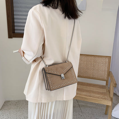 Damenmode PU-Leder Schultertasche – Klappstil mit Ketten- und Nieten-Details