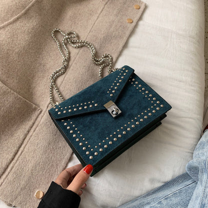 Damenmode PU-Leder Schultertasche – Klappstil mit Ketten- und Nieten-Details