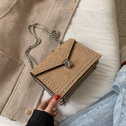 Damenmode PU-Leder Schultertasche – Klappstil mit Ketten- und Nieten-Details